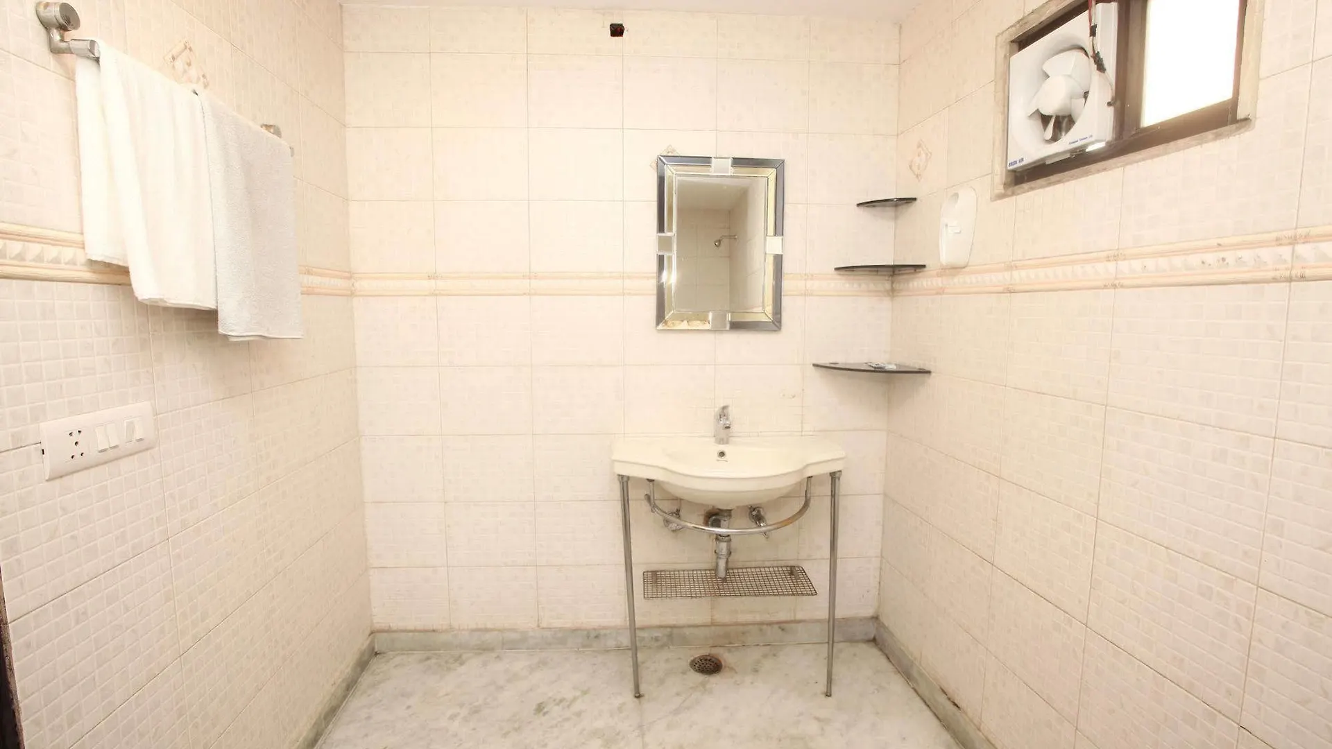 ***  Hotel Ananda India