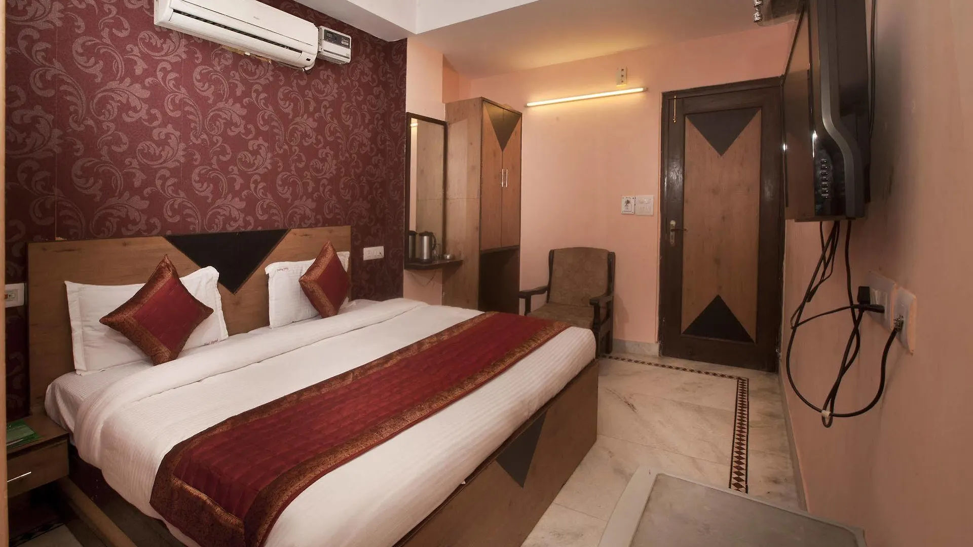 ***  Hotel Ananda India